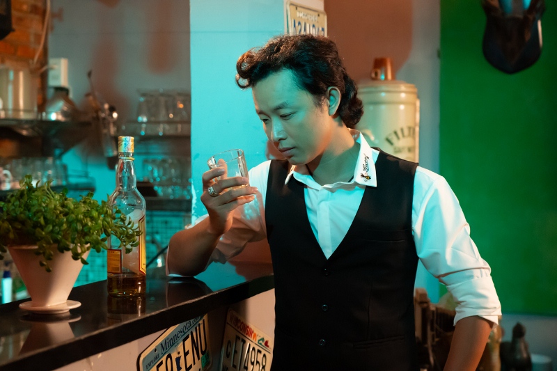 Ca si Nguyen Trung vao vai anh chang phuc vu cua quan ca phe 4 Dầm mưa để quay MV, Nguyên Trung nhận được cơn mưa lời khen của khán giả