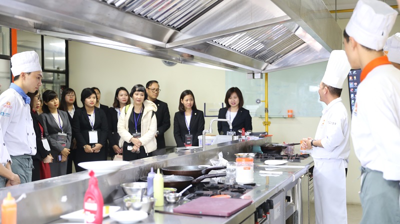 HNAAu 4 Hướng Nghiệp Á Âu   Chefjob.vn ký kết hợp tác với 14 nhà hàng khách sạn cao cấp Hà Nội