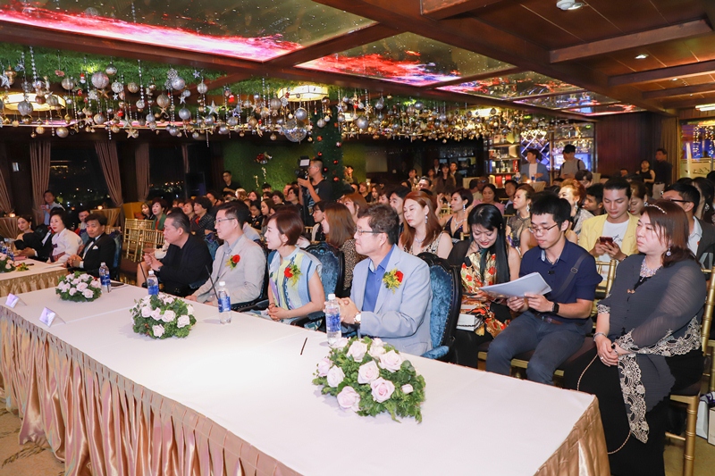 Hơn 100 VIP là khách mới đối tác từ Hàn Quốc và nghệ sỹ đã đến tham dự buổi họp báo Dương Khắc Linh và Phạm Quỳnh Anh cùng ekip Hàn tìm kiếm tài năng Việt
