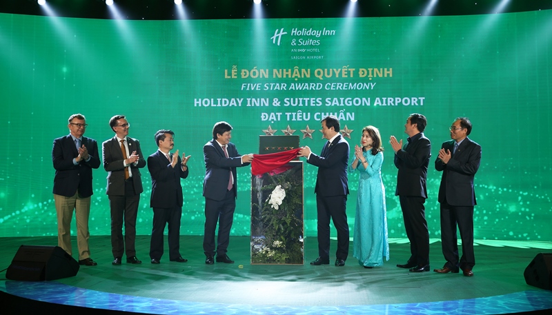 Tổng cục trưởng trao chứng nhận 5 Sao Khách sạn Holiday Inn & Suites đầu tiên tại Việt Nam đạt chứng nhận khách sạn 5 sao