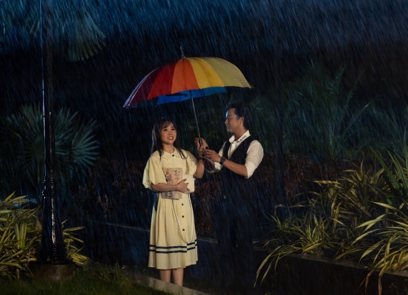 Yuuki Anh Bui va Nguyen Trung Yuuki Ánh Bùi dầm mưa đến 2 giờ sáng để quay cảnh ngôn tình với Nguyên Trung