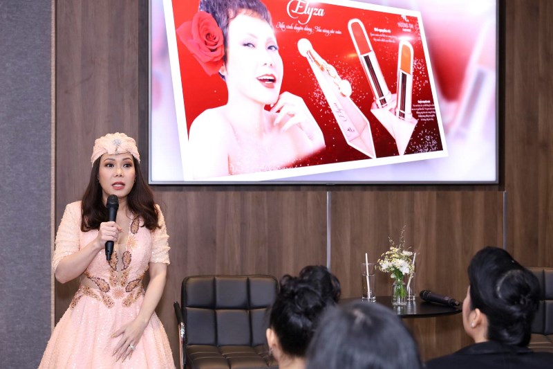 viet huong 2 Việt Hương lộng lẫy đi xe mui trần đến khai trương cơ sở mỹ phẩm mới