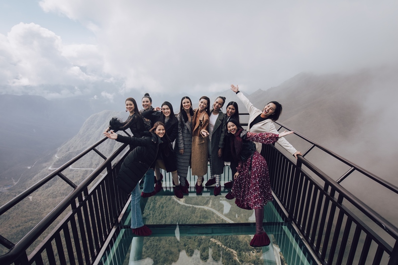 0.Nguoi dep Hoa hau Hoan vu Viet Nam 2019 Dàn người đẹp Hoa hậu Hoàn vũ tạo dáng cực chất tại cầu kính Rồng Mây