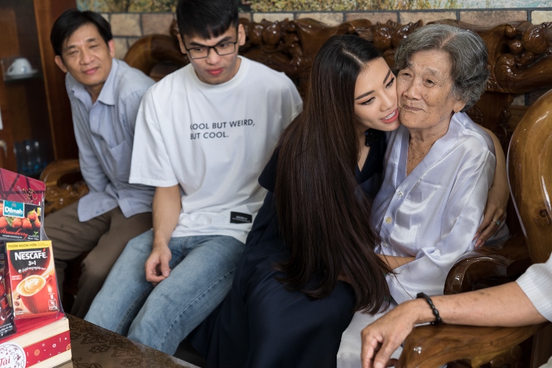 A hau Kim Duyen ve tham nha 39 Á hậu Kim Duyên giản dị phụ giúp ba mẹ ở quê bán cơm