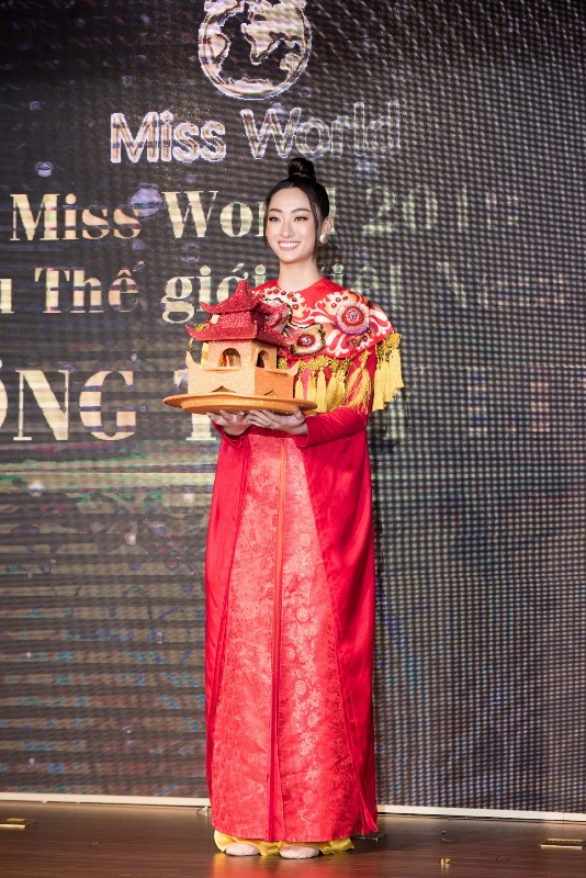 HOA HAU LUONG THUY LINH Chiêm ngưỡng 7 bộ quốc phục chinh chiến thế giới năm 2019 của các người đẹp Việt