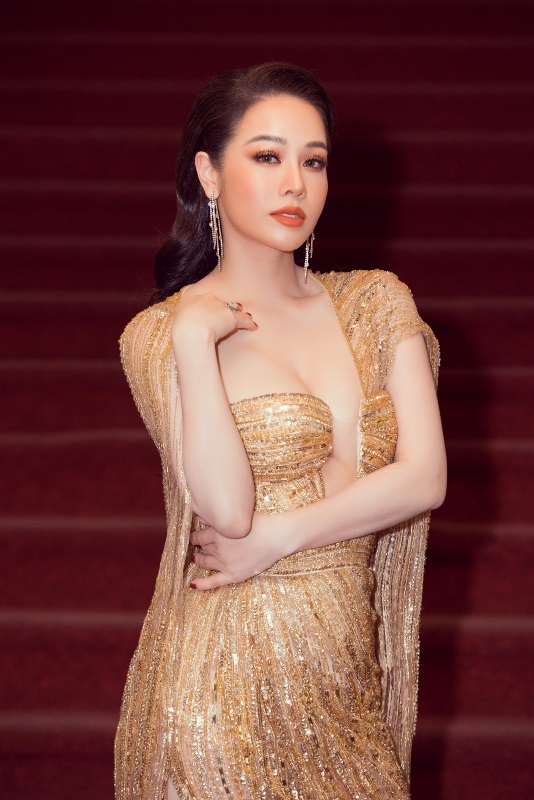Nhat Kim Anh 7 Nhật Kim Anh diện váy xẻ sâu, khoe vòng 1 căng đầy tại sự kiện