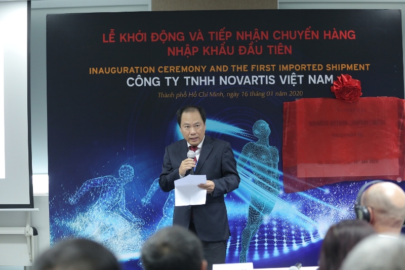 Ong Nguyen Hoai Nam P. GD So y te HCM Novartis công bố chuyến hàng đầu tiên đến Việt Nam, đánh dấu bước chuyển đổi mạnh mẽ