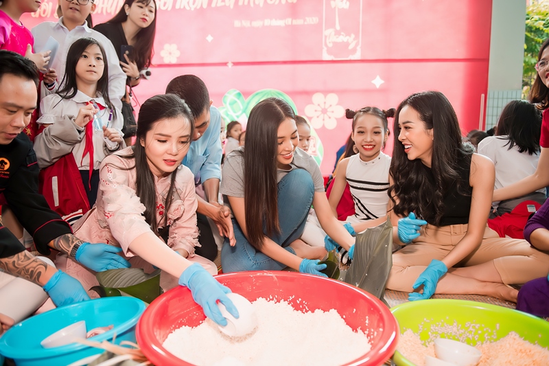 Tieu Vy Thuy An Thuy Vi 11 Hoa hậu Tiểu Vy, Á hậu Thuý An giản dị gói bánh chưng tặng trẻ em nghèo