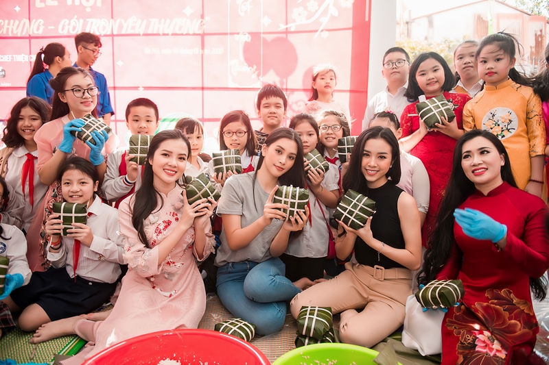 Tieu Vy Thuy An Thuy Vi 16 Hoa hậu Tiểu Vy, Á hậu Thuý An giản dị gói bánh chưng tặng trẻ em nghèo