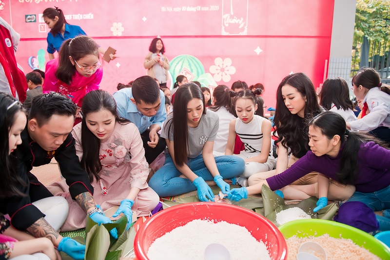 Tieu Vy Thuy An Thuy Vi 8 Hoa hậu Tiểu Vy, Á hậu Thuý An giản dị gói bánh chưng tặng trẻ em nghèo