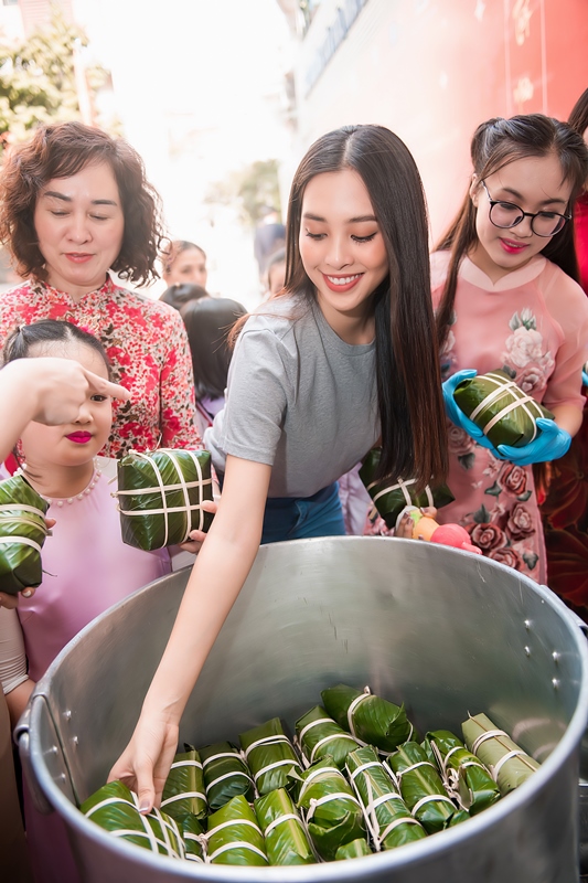 Tran Tieu Vy 12 Hoa hậu Tiểu Vy, Á hậu Thuý An giản dị gói bánh chưng tặng trẻ em nghèo