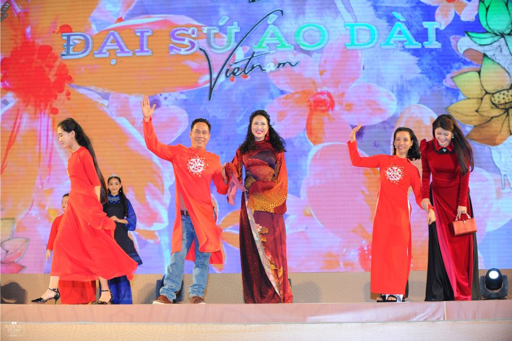 ntk viet hung 11 Dàn nghệ sỹ danh tiếng Việt biểu diễn cùng người khuyết tật trong Gala Đại sứ Áo dài Việt Nam