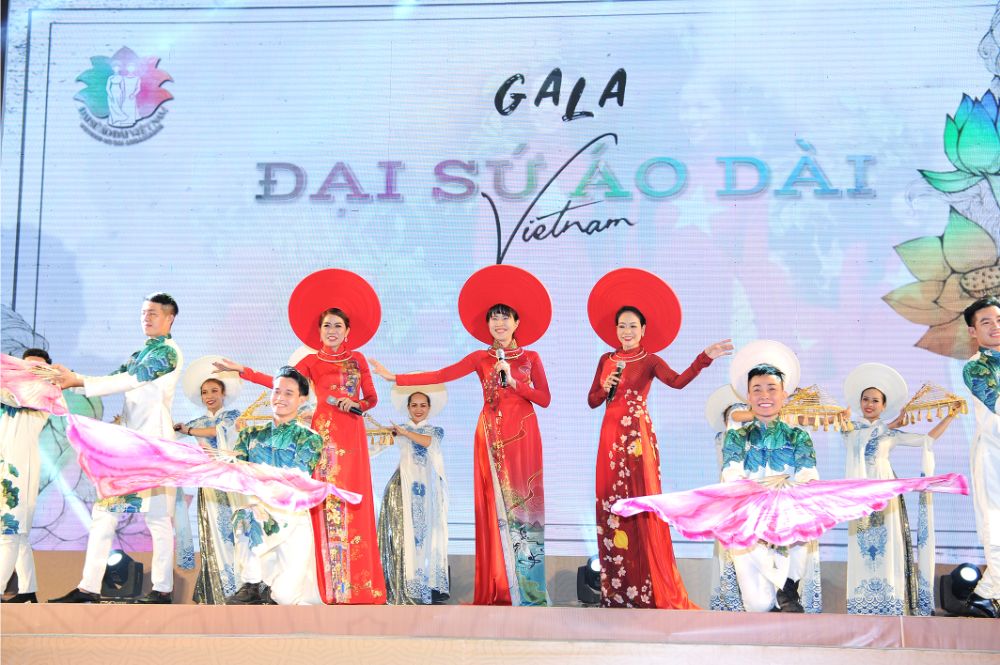 ntk viet hung 12 Dàn nghệ sỹ danh tiếng Việt biểu diễn cùng người khuyết tật trong Gala Đại sứ Áo dài Việt Nam
