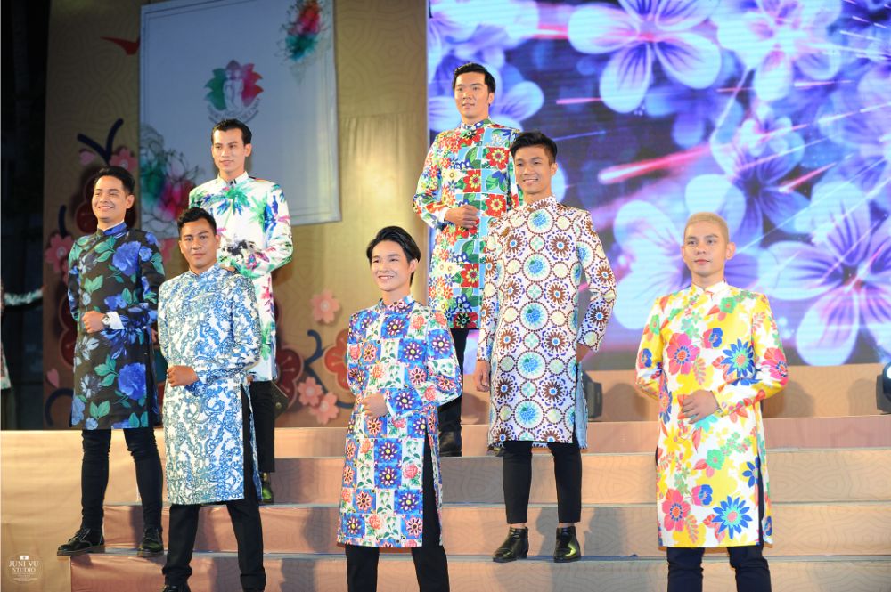ntk viet hung 2 Dàn nghệ sỹ danh tiếng Việt biểu diễn cùng người khuyết tật trong Gala Đại sứ Áo dài Việt Nam