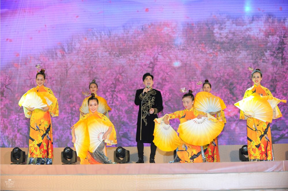 ntk viet hung 3 Dàn nghệ sỹ danh tiếng Việt biểu diễn cùng người khuyết tật trong Gala Đại sứ Áo dài Việt Nam