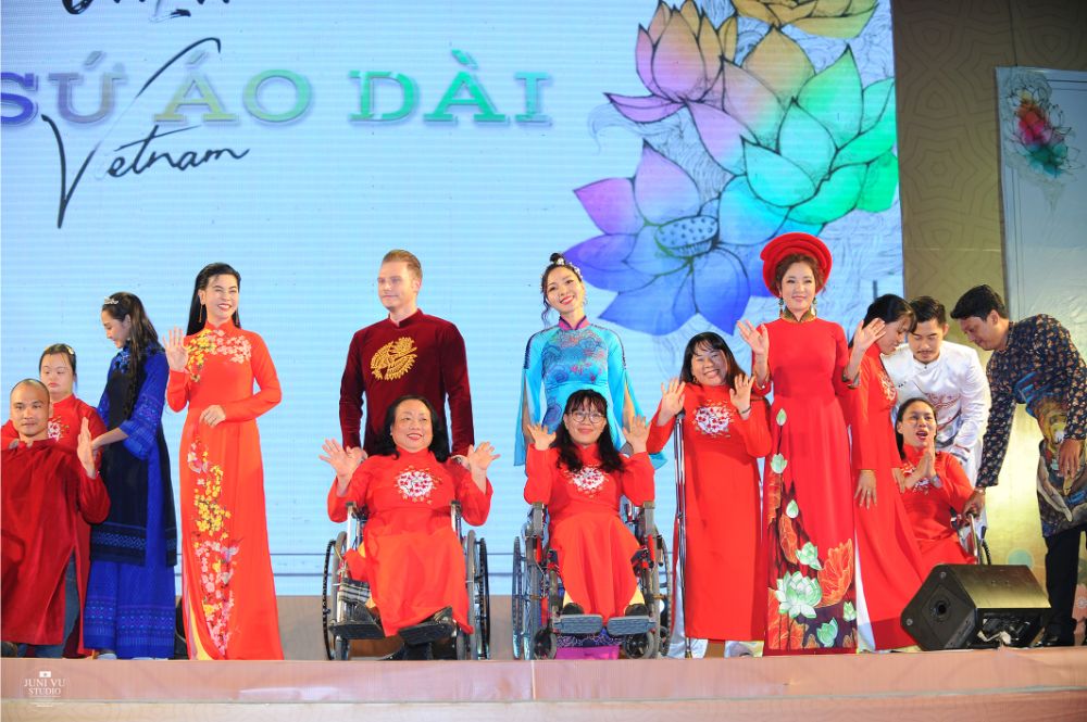 ntk viet hung 4 Dàn nghệ sỹ danh tiếng Việt biểu diễn cùng người khuyết tật trong Gala Đại sứ Áo dài Việt Nam