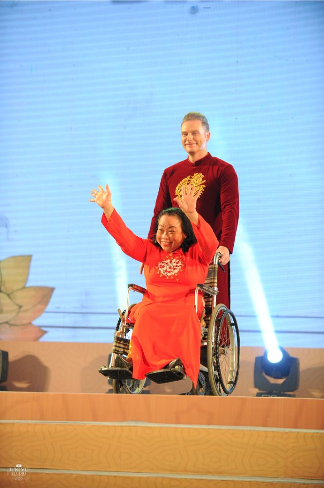 ntk viet hung 5 Dàn nghệ sỹ danh tiếng Việt biểu diễn cùng người khuyết tật trong Gala Đại sứ Áo dài Việt Nam