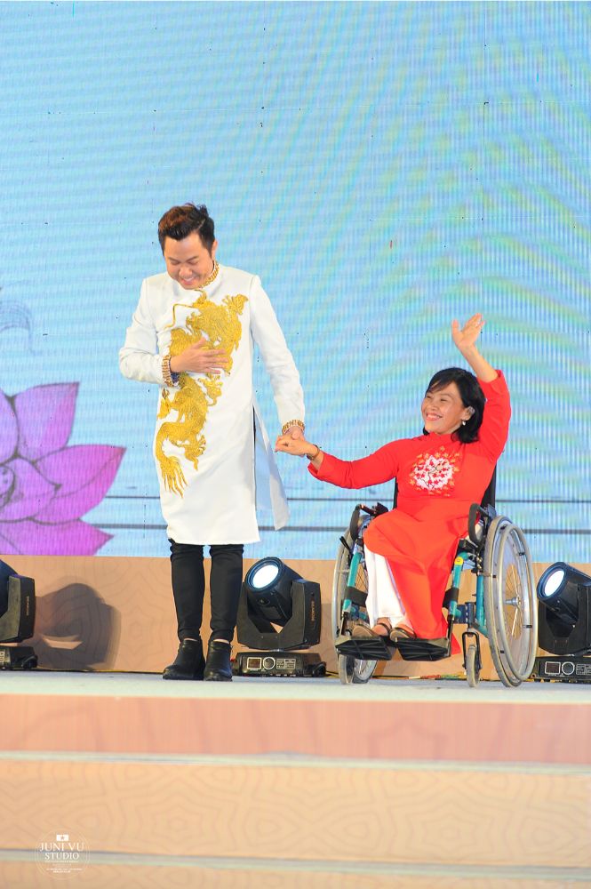 ntk viet hung 6 Dàn nghệ sỹ danh tiếng Việt biểu diễn cùng người khuyết tật trong Gala Đại sứ Áo dài Việt Nam