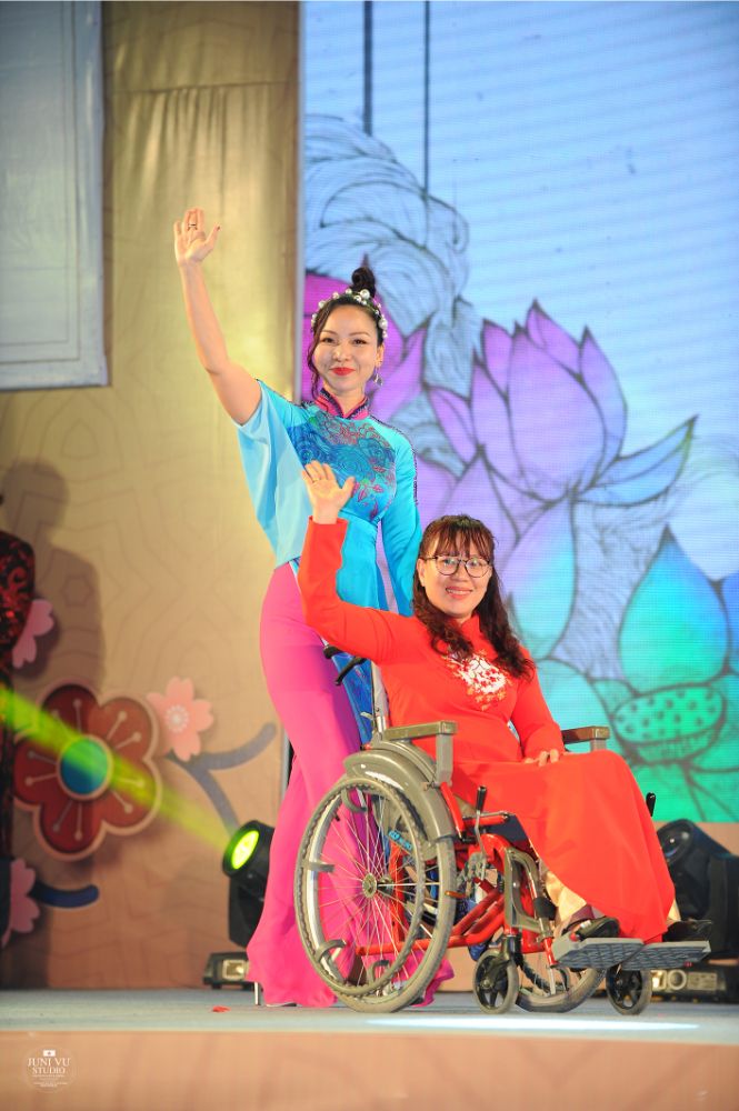 ntk viet hung 7 Dàn nghệ sỹ danh tiếng Việt biểu diễn cùng người khuyết tật trong Gala Đại sứ Áo dài Việt Nam