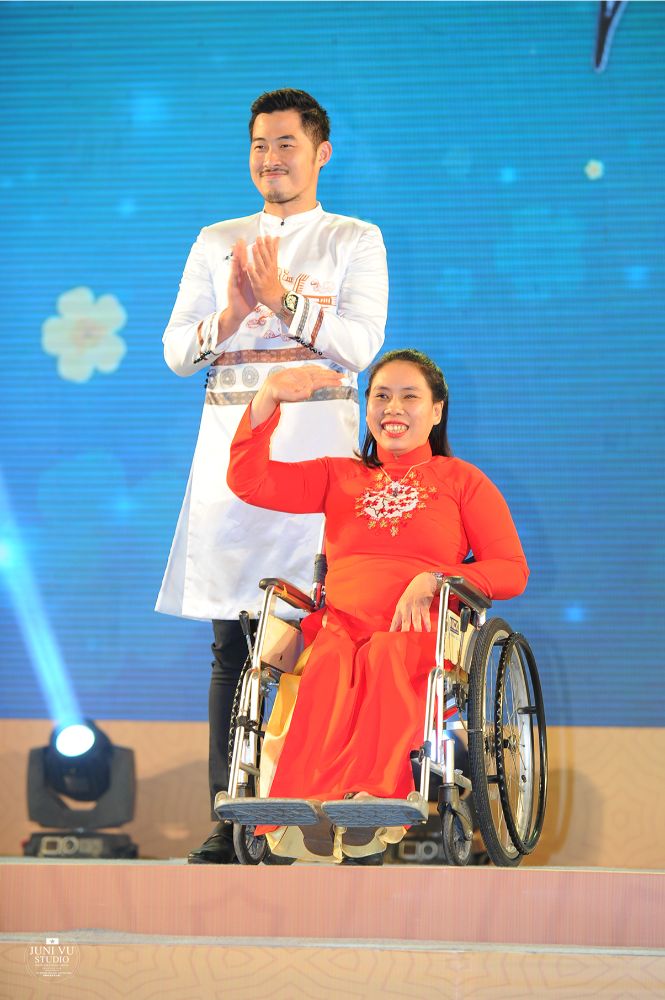 ntk viet hung 8 Dàn nghệ sỹ danh tiếng Việt biểu diễn cùng người khuyết tật trong Gala Đại sứ Áo dài Việt Nam