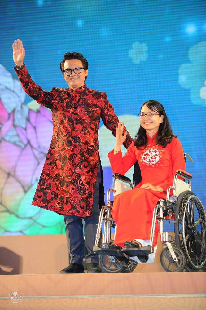 ntk viet hung 9 Dàn nghệ sỹ danh tiếng Việt biểu diễn cùng người khuyết tật trong Gala Đại sứ Áo dài Việt Nam