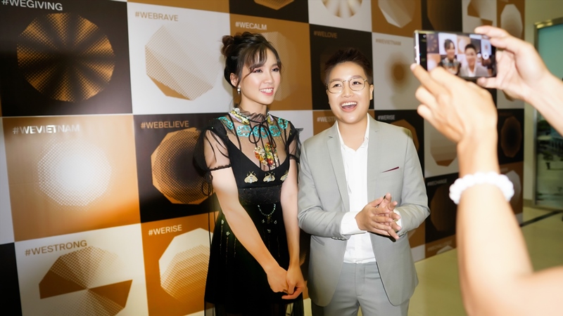 vo chong tu tri 2 Vợ chồng Tú Tri   YunBin tình tứ dự sự kiện WeChoice Awards 2019