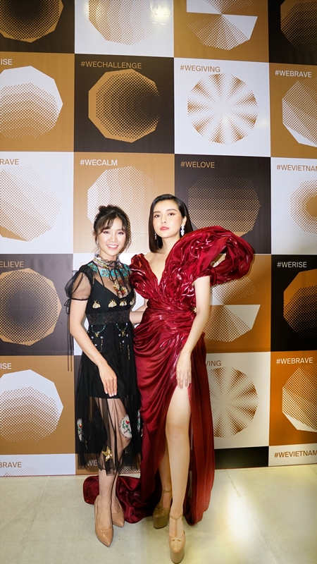 vo chong tu tri 4 Vợ chồng Tú Tri   YunBin tình tứ dự sự kiện WeChoice Awards 2019