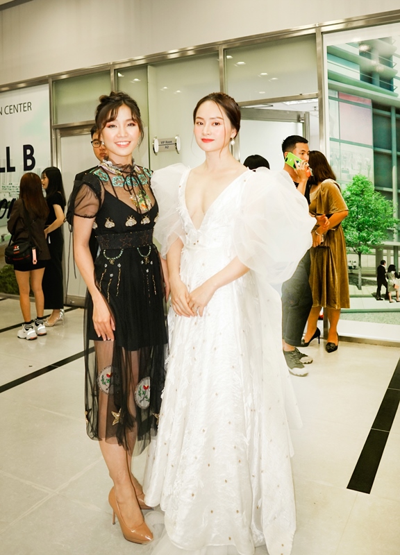 vo chong tu tri 5 Vợ chồng Tú Tri   YunBin tình tứ dự sự kiện WeChoice Awards 2019