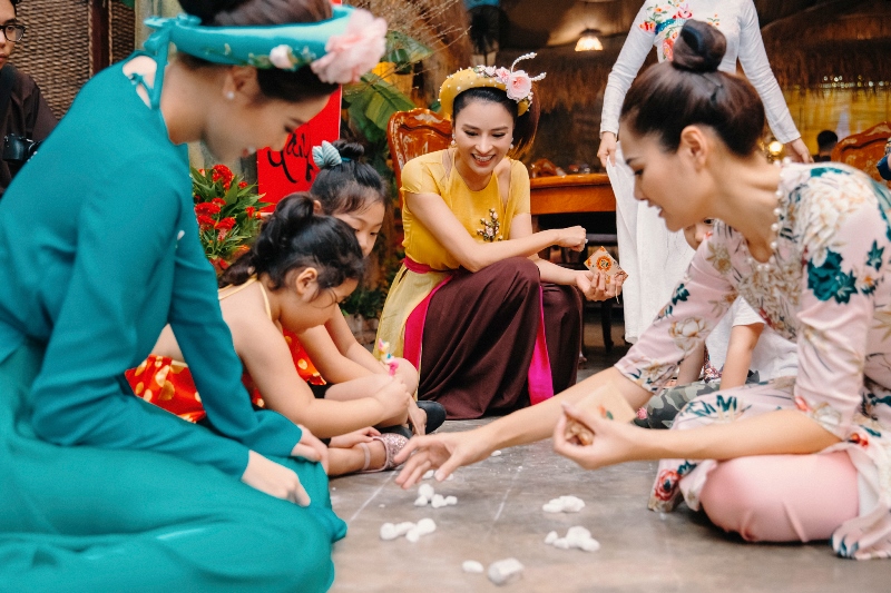 vu thu phuong 14 Vũ Thu Phương tổ chức tiệc du xuân, dàn mỹ nhân Việt xúng xính váy áo trẩy hội