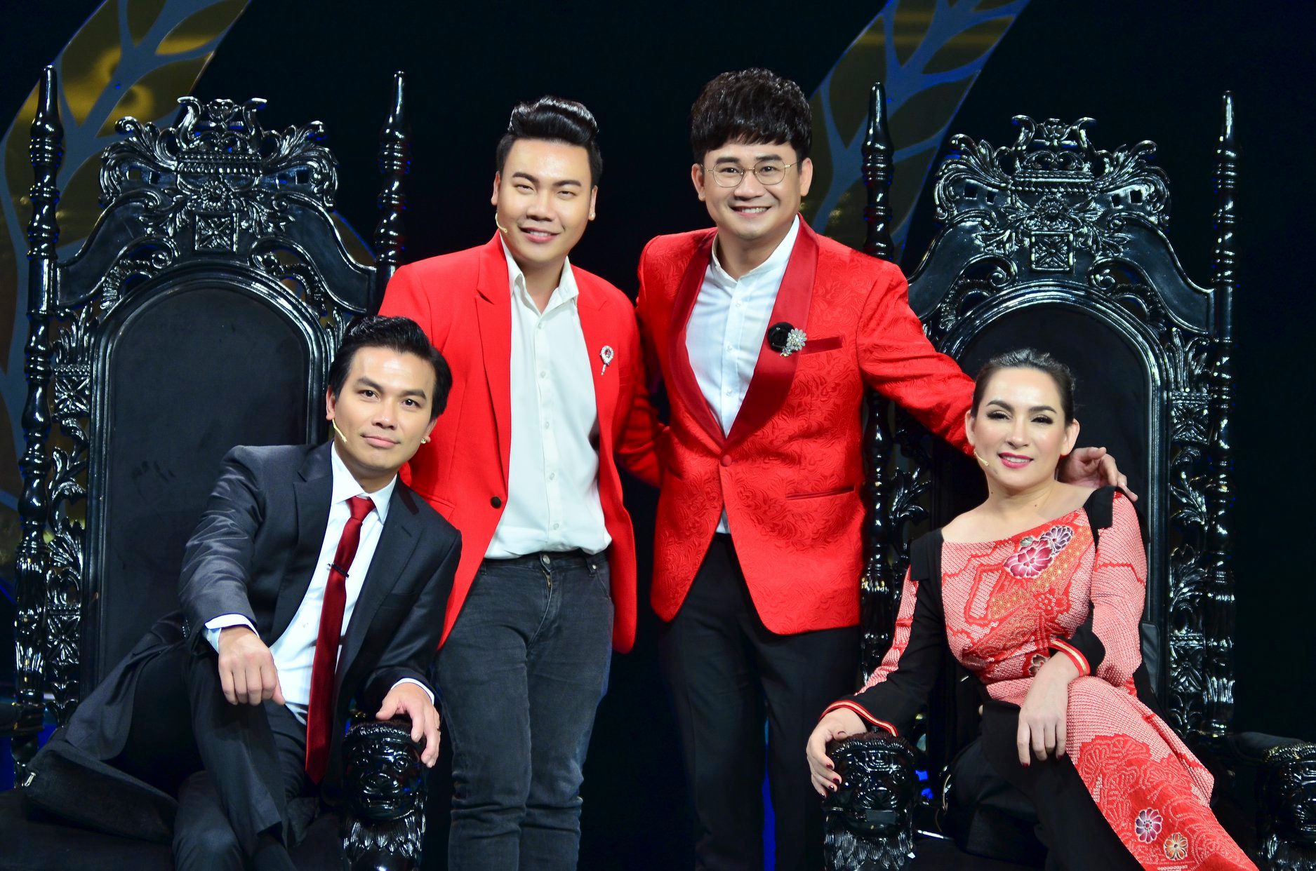 Ban Giam Khao 1 Mạnh Quỳnh nhớ lại thời còn trẻ khi con nuôi Hoài Linh trình diễn trên sân khấu