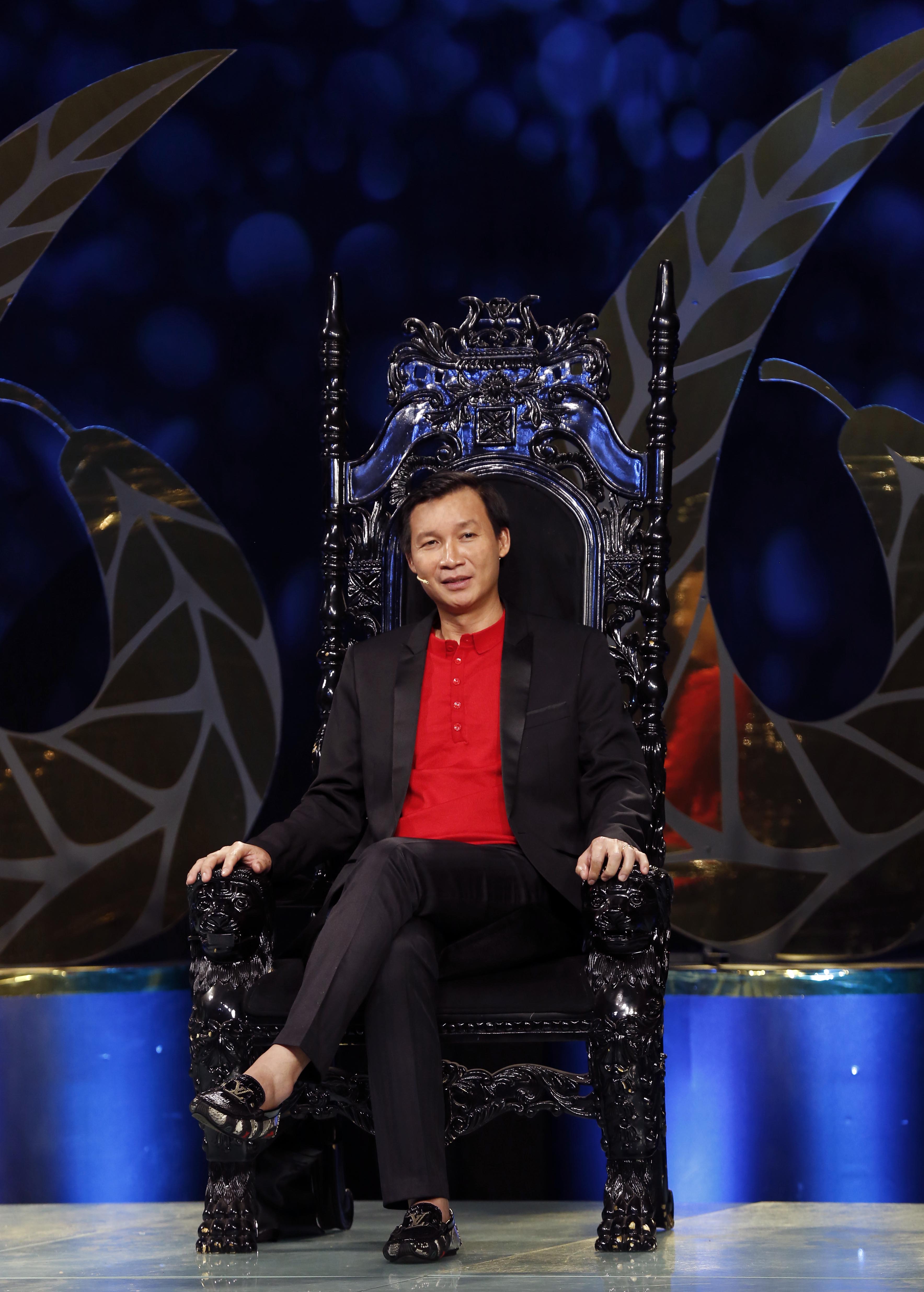 Ban Giam Khao 6 Mạnh Quỳnh nhớ lại thời còn trẻ khi con nuôi Hoài Linh trình diễn trên sân khấu