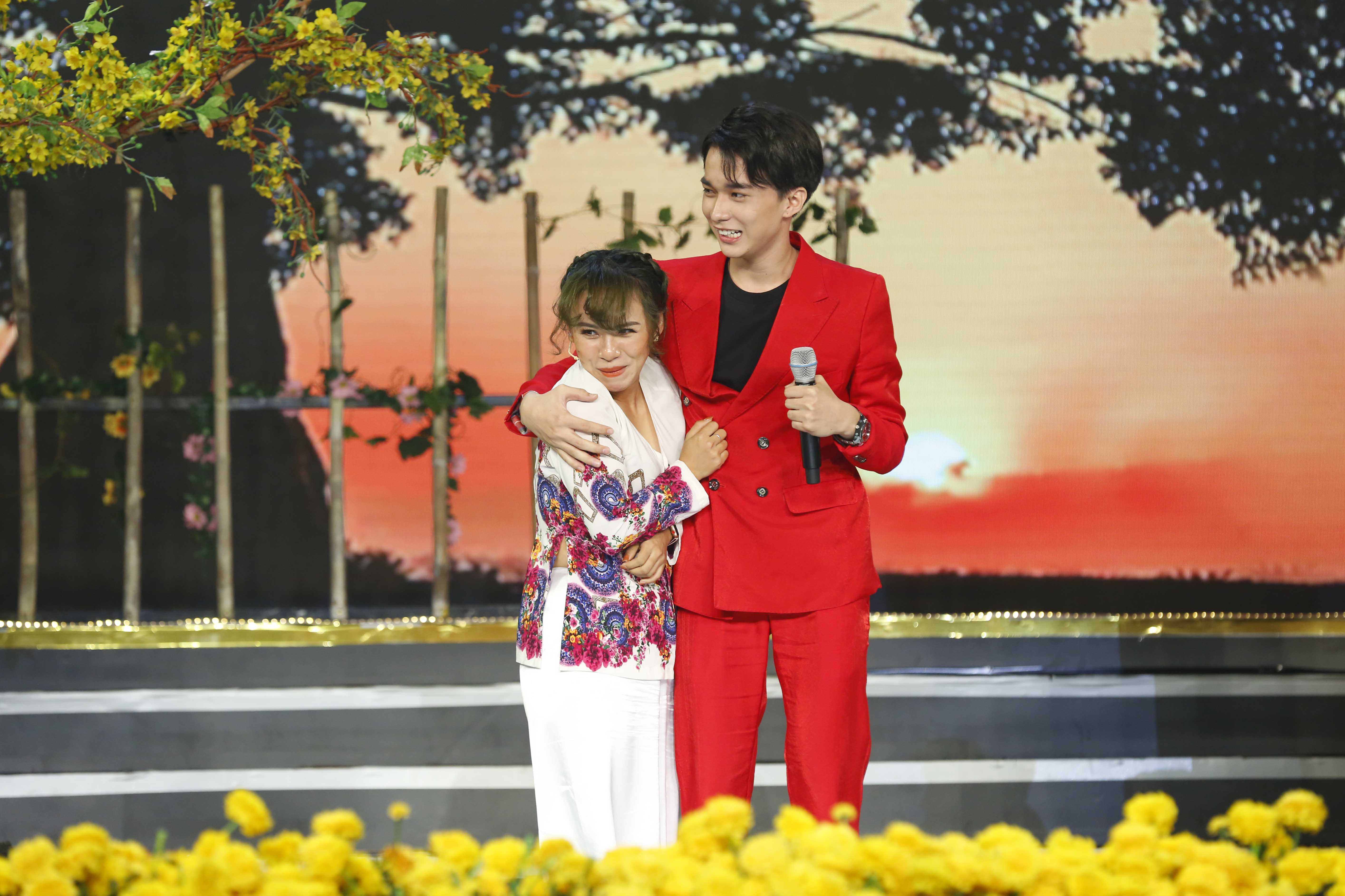 Hoai Son 6 Mạnh Quỳnh nhớ lại thời còn trẻ khi con nuôi Hoài Linh trình diễn trên sân khấu
