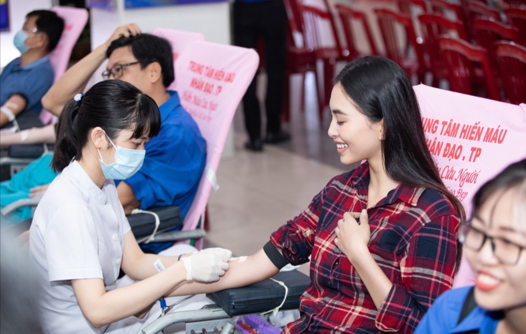 Screenshot 20200216 200958 Tiểu Vy mộc mạc tham gia hiến máu, trao tặng khẩu trang và xà phòng cho nhiều mái ấm tại Sài Gòn