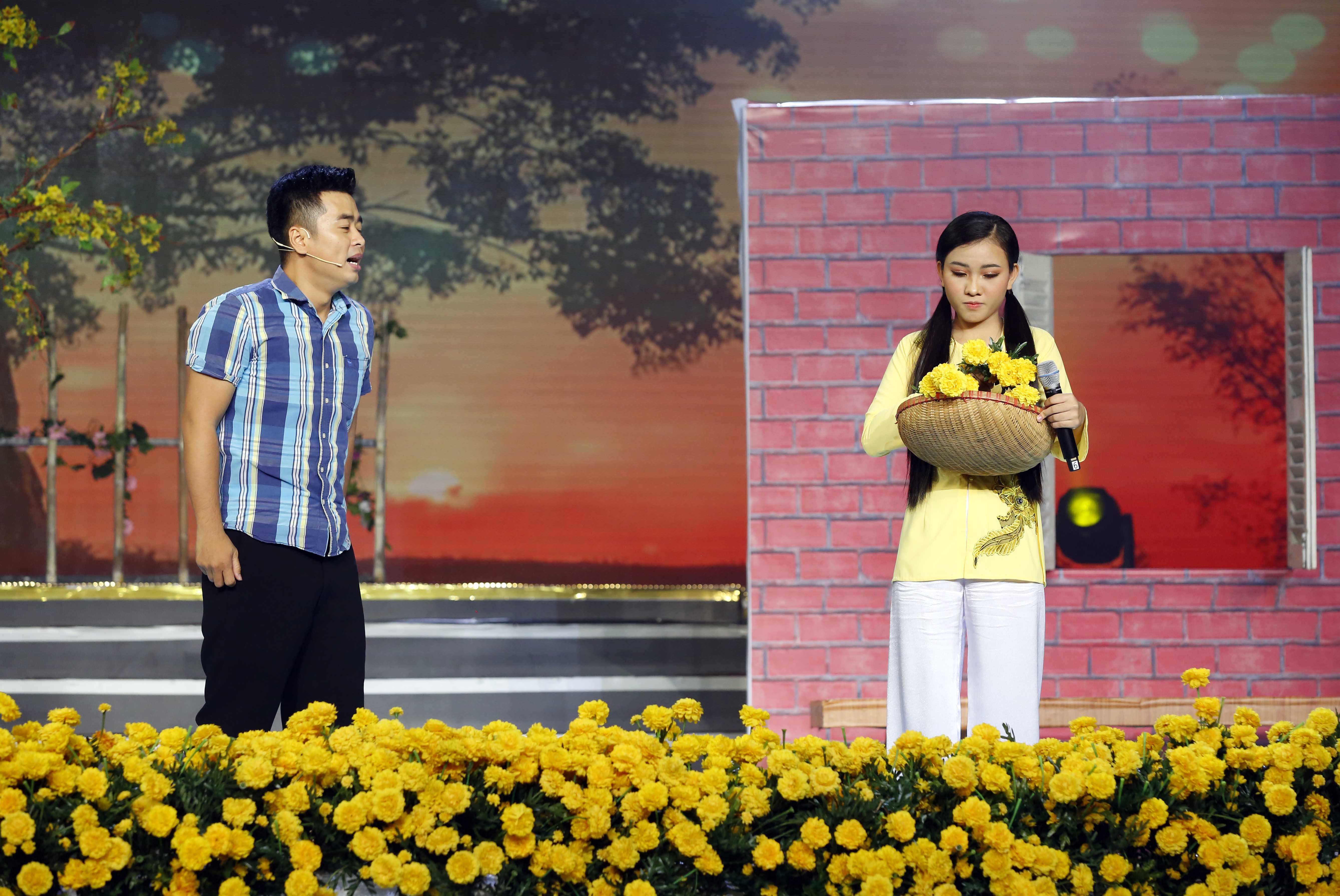 Thieng Ngan 5 Mạnh Quỳnh nhớ lại thời còn trẻ khi con nuôi Hoài Linh trình diễn trên sân khấu