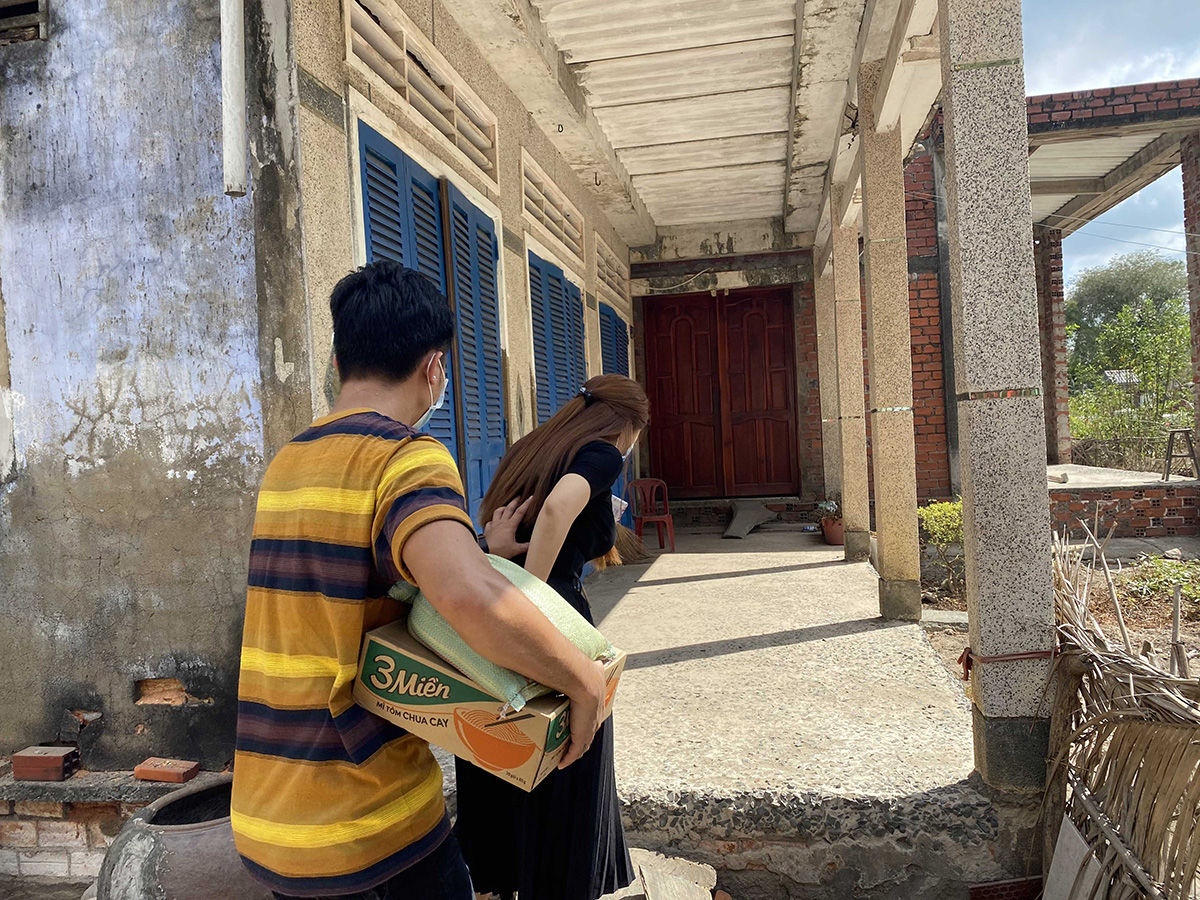 Anh Linh di den tan nha tang qua 8 Ánh Linh ôm gạo, mì tôm ‘đội nắng’ đến từng nhà tận tay tặng quà cho người nghèo Bến Tre