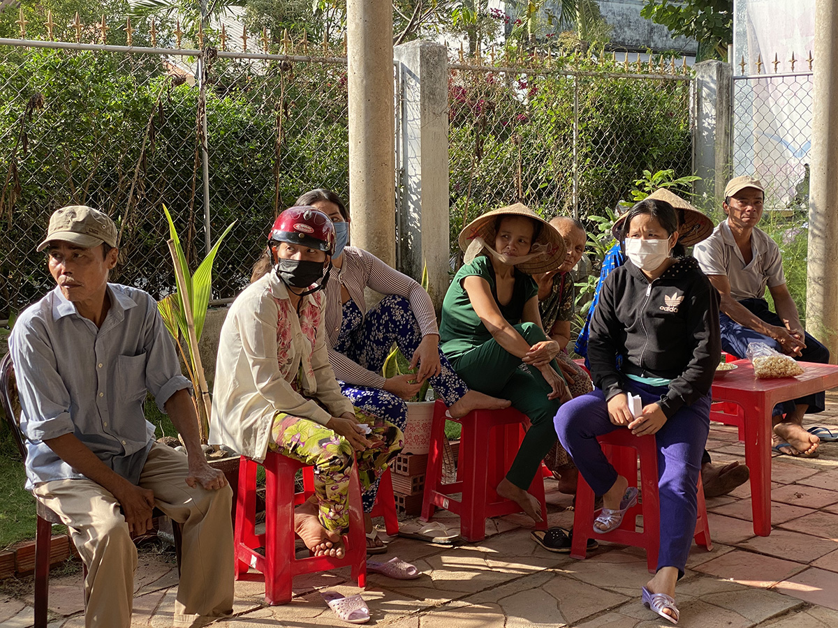 IMG 4241 Ánh Linh ôm gạo, mì tôm ‘đội nắng’ đến từng nhà tận tay tặng quà cho người nghèo Bến Tre