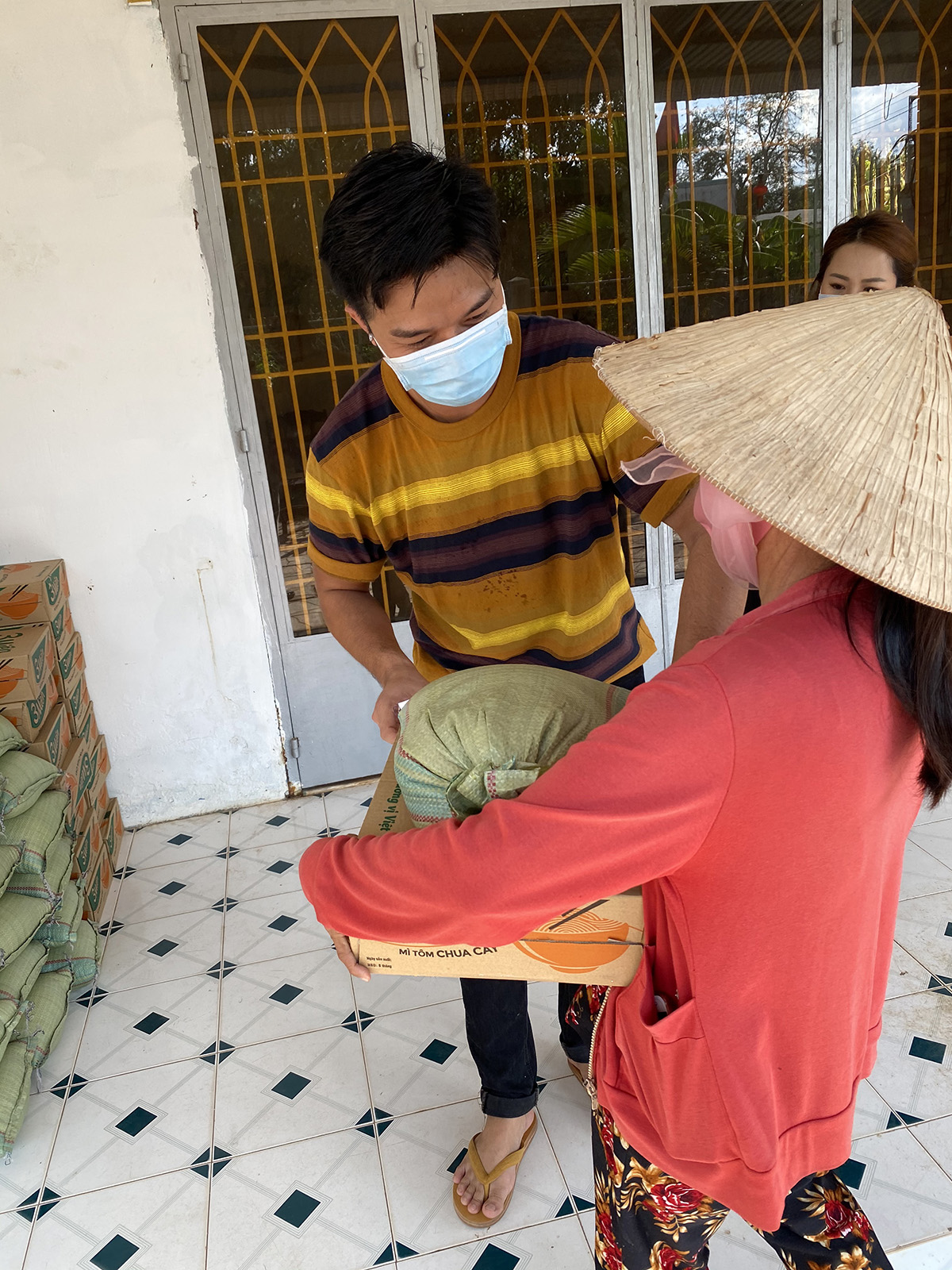 IMG 4331 Ánh Linh ôm gạo, mì tôm ‘đội nắng’ đến từng nhà tận tay tặng quà cho người nghèo Bến Tre