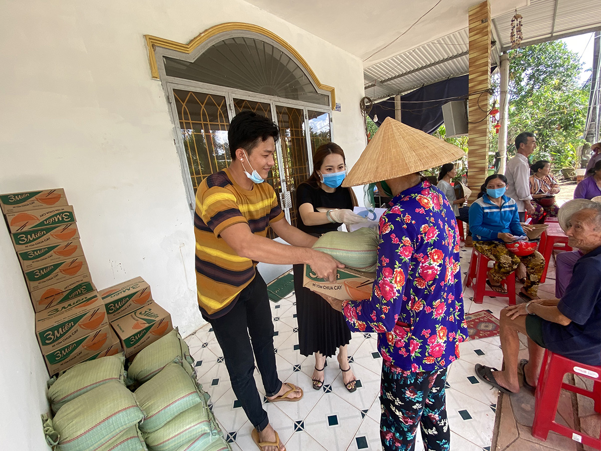 IMG 4553 Ánh Linh ôm gạo, mì tôm ‘đội nắng’ đến từng nhà tận tay tặng quà cho người nghèo Bến Tre