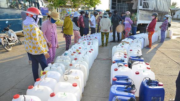 Người dân Tiền Giang xếp hàng nhận nước ngọt miễn phí Nguồn Báo Tuổi Trẻ INSEE Việt Nam tài trợ 500 triệu đồng và 500 tấn xi măng cho dự án Nước cho vùng hạn mặn