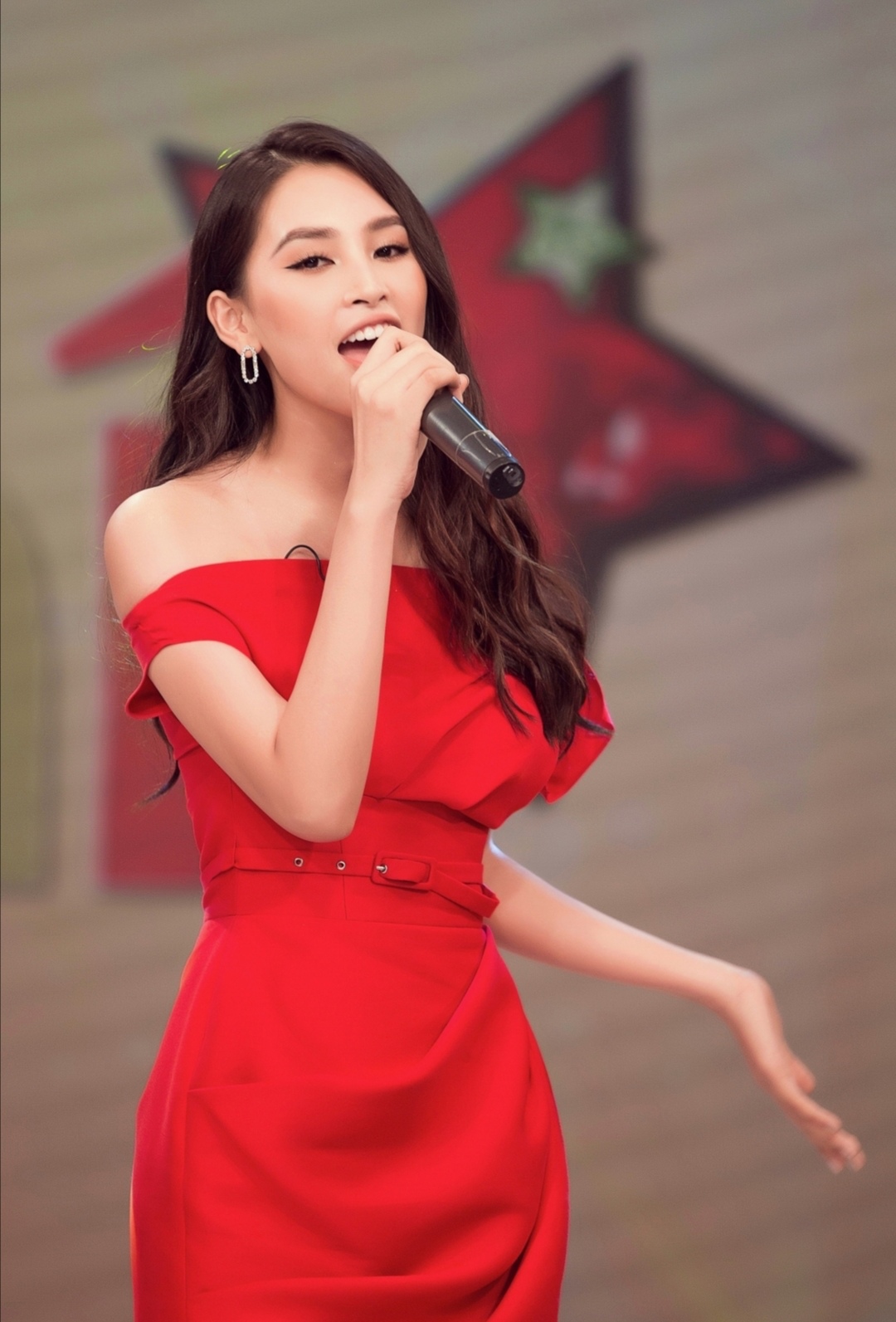 Screenshot 20200305 100157 Hoa hậu Tiểu Vy rạng rỡ khi lần đầu ngồi ghế giám khảo “Siêu mẫu nhí”