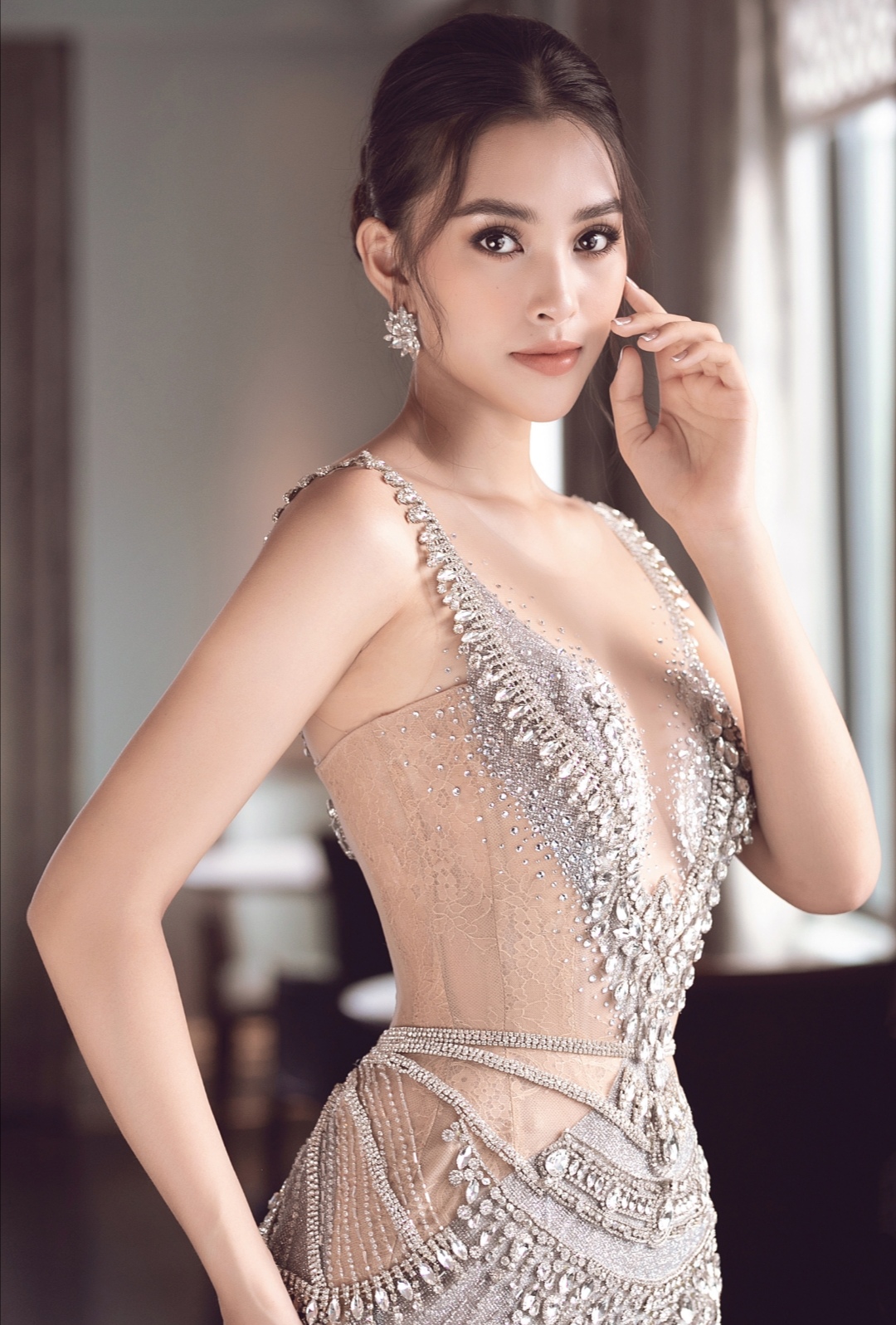Screenshot 20200306 190530 Hoa hậu Tiểu Vy hóa cô dâu đầy thần thái, cuốn hút mọi ánh nhìn