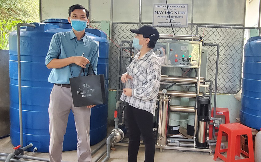 1587367903315 1587367901140 H2 Nghệ sĩ Việt Hương tặng máy lọc nước cho người dân Bến Tre