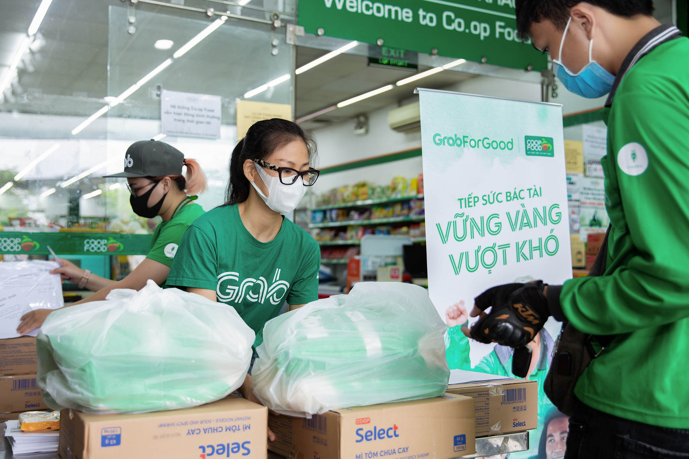 Bà Nguyễn Thái Hải Vân tặng gạo và mì cho đối tác tài xế 2 Grab trao tặng gần 80 tấn gạo và 8.000 thùng mì gói, hỗ trợ đối tác tài xế vượt qua khó khăn trong dịch COVID 19
