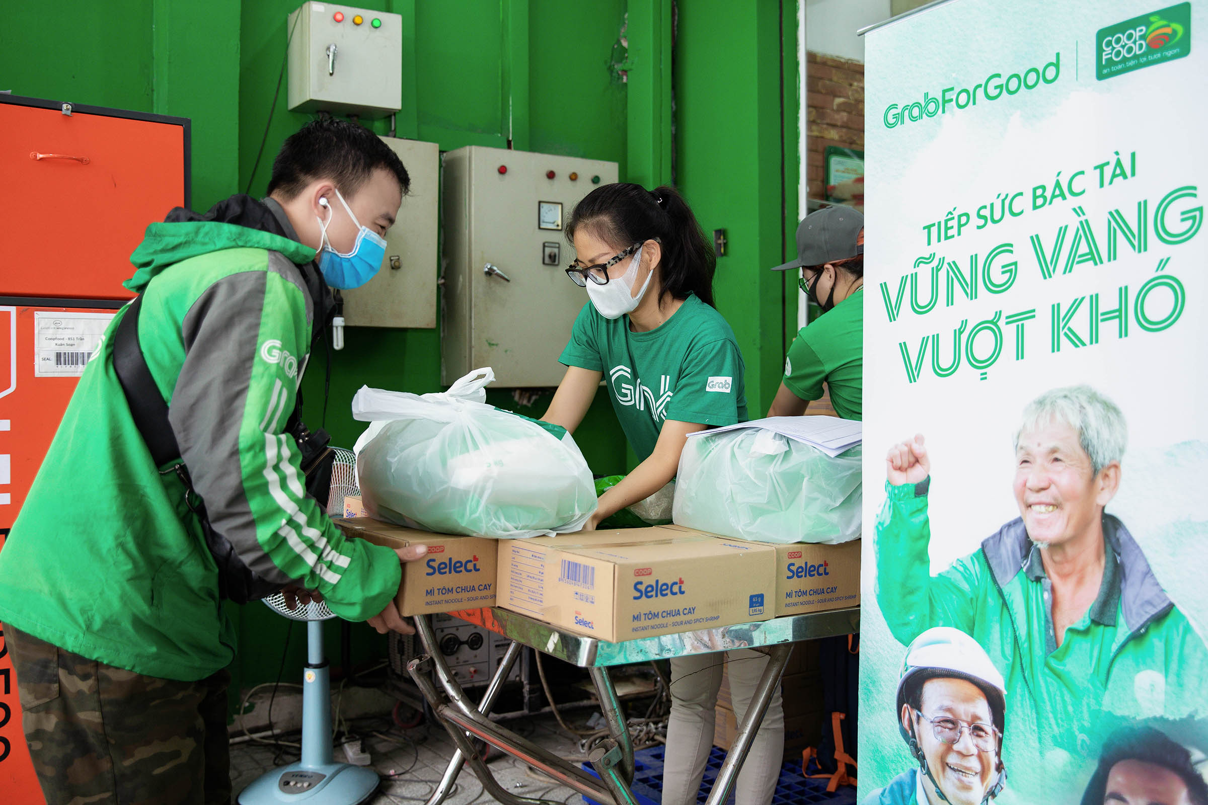 Bà Nguyễn Thái Hải Vân tặng gạo và mì cho đối tác tài xế Grab trao tặng gần 80 tấn gạo và 8.000 thùng mì gói, hỗ trợ đối tác tài xế vượt qua khó khăn trong dịch COVID 19