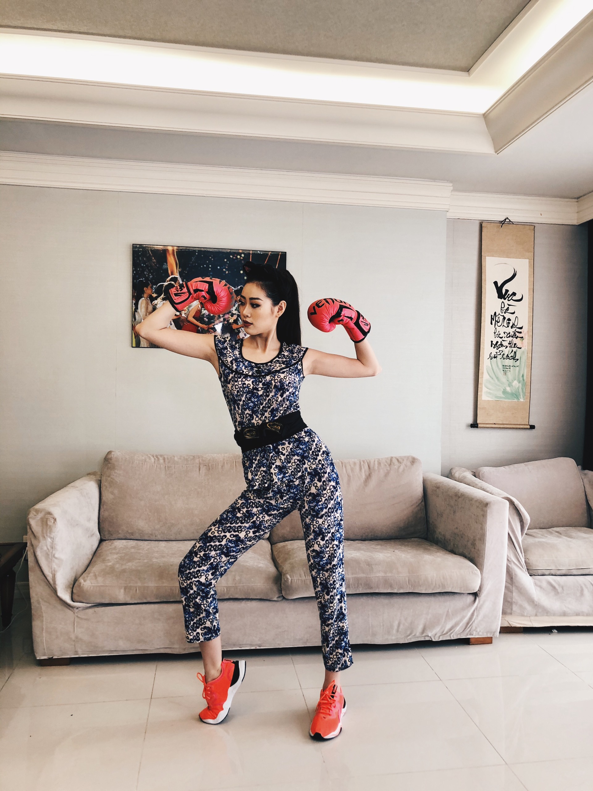 Hoa hau Khanh Van Do bo thun lanh 120k 24 Hoa hậu Khánh Vân ngẫu hứng đi catwalk, tập boxing với style 120 ngàn