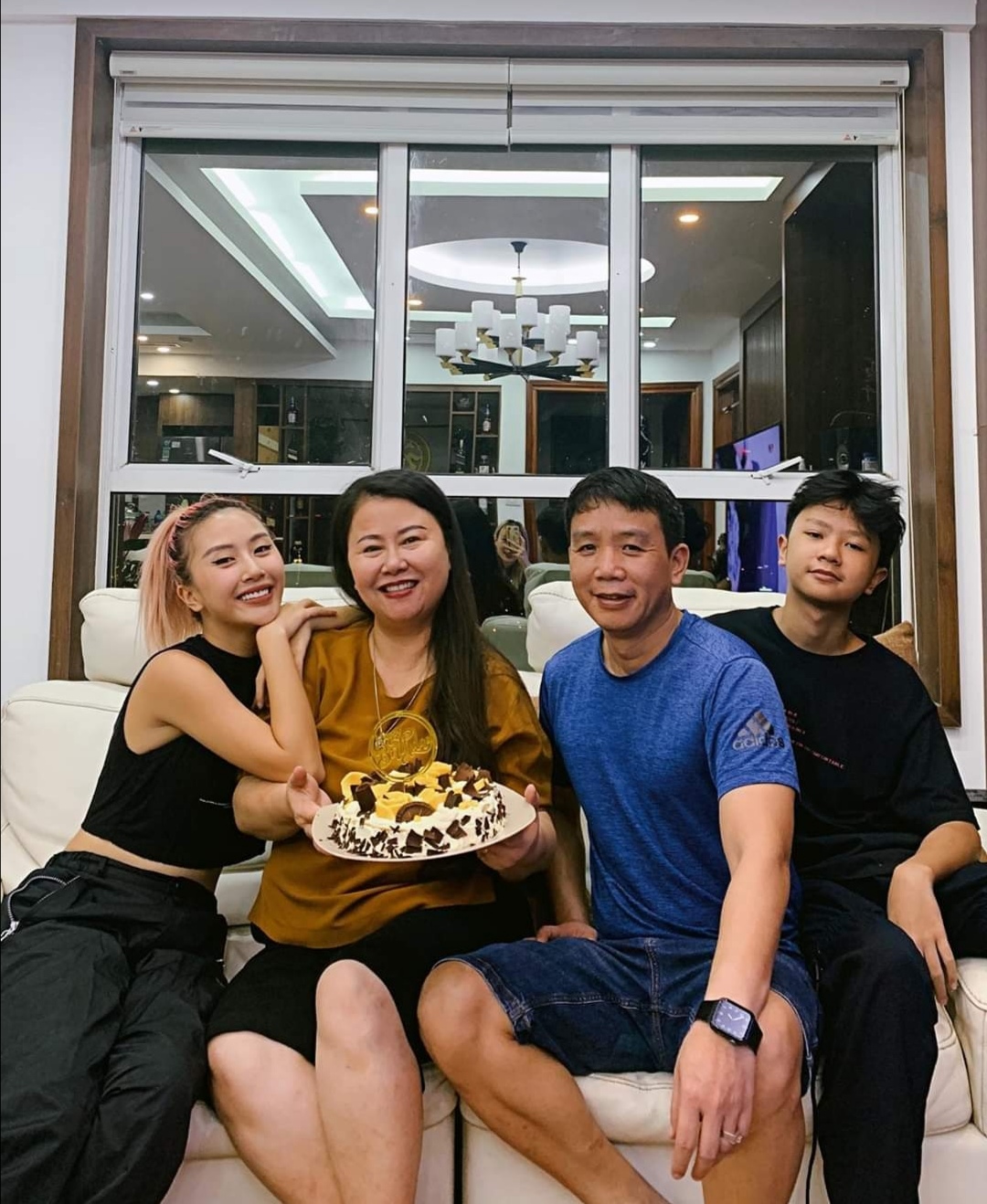 Screenshot 20200411 165652 Hư bánh, bể tô, tốn bột... Quỳnh Anh Shyn vẫn quyết tâm làm bánh sinh nhật tặng mẹ