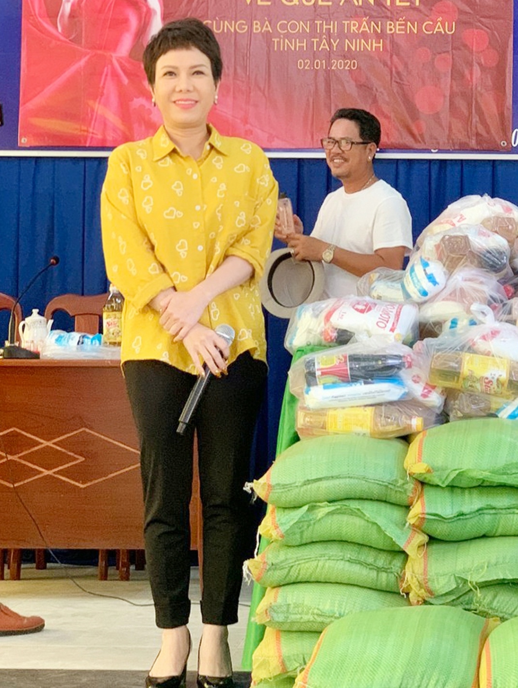 Screenshot 20200416 121741 Việt Hương tặng 1 tấn gạo đến nghệ sĩ khó khăn trong mùa dịch