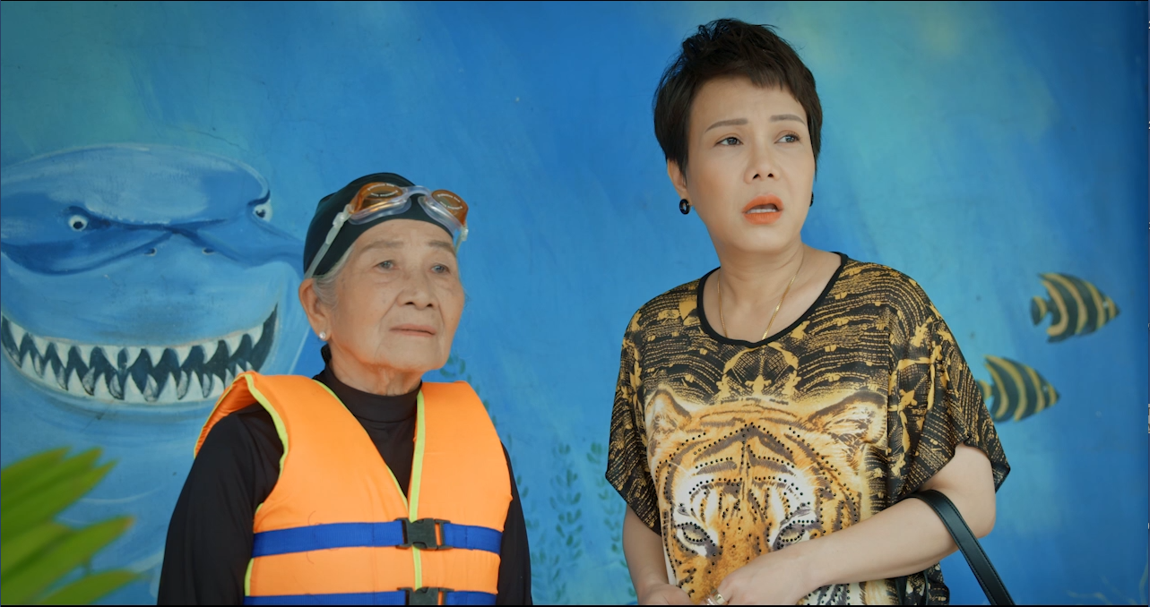 5 Việt Hương khiến khán giả choáng khi ép mẹ tập tạ để tăng cân