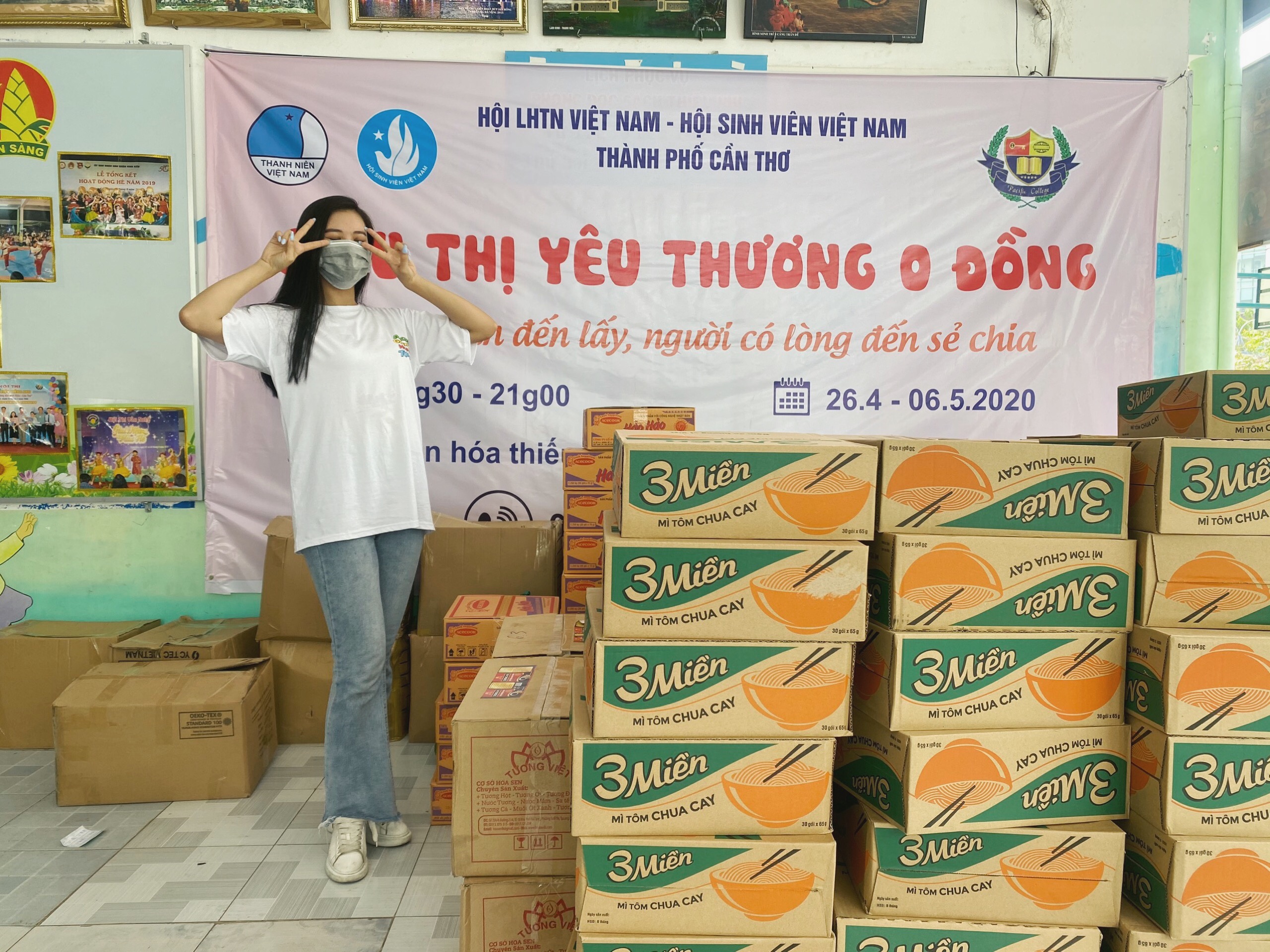 A hau Kim Duyen 14 1 Á hậu Kim Duyên dùng tiền tiết kiệm ủng hộ 300 phần quà cho người dân Cần Thơ