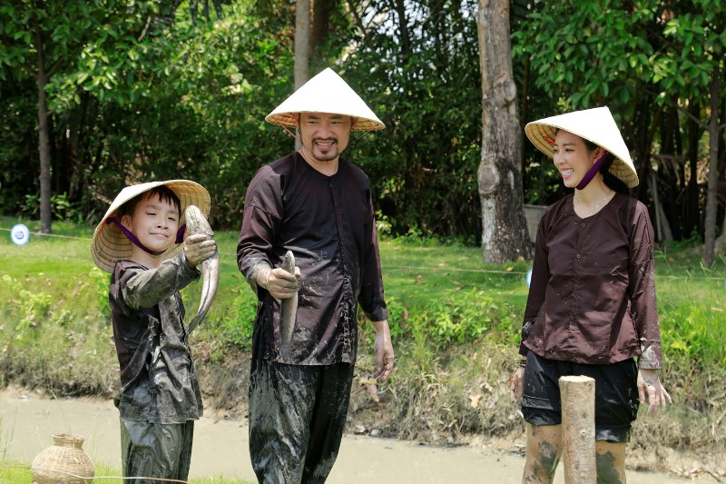ANDY BAT CA 2 Con trai Thu Trang trổ tài trồng lúa, bắt vịt điêu luyện ở Thử Thách Lớn Khôn
